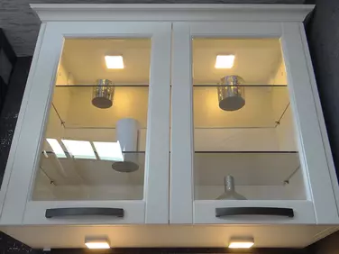 Világítási rendszer a KARISMA/CITY konyha 2 ajtós, vitrines felső szekrényhez